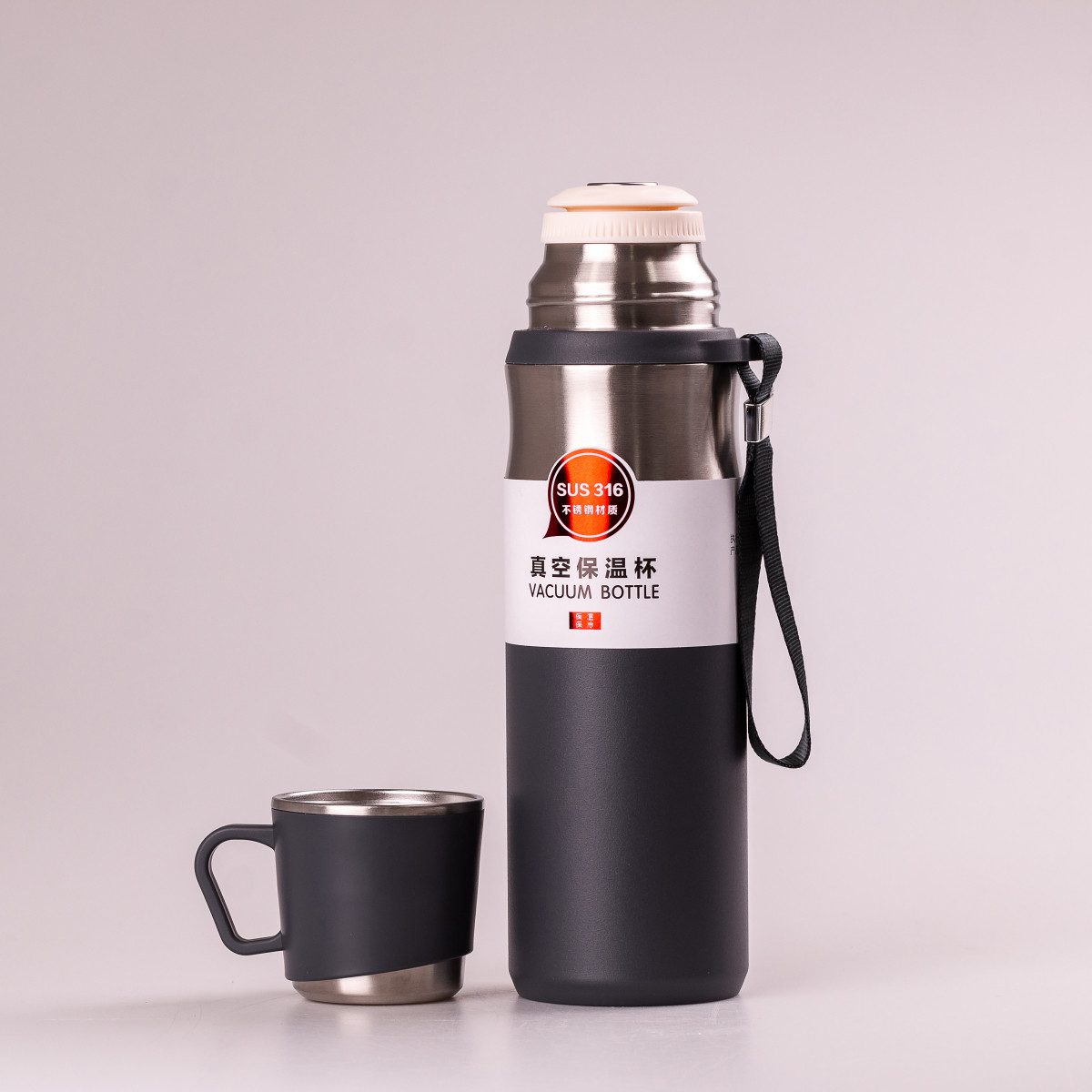 Термос з чашкою та ремінцем 600 мл з металевою колбою Сірий_HPGM80155G_Milantium_2