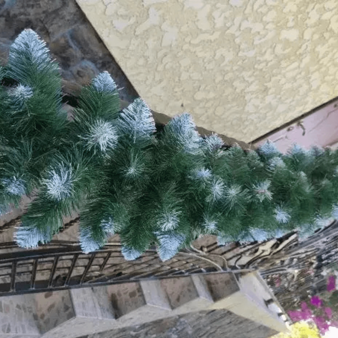 Хвойна гірлянда 2.8 м зелена з білими кінчиками гілки ялинки ПВХ_KOS-HVO28_Milantium_2