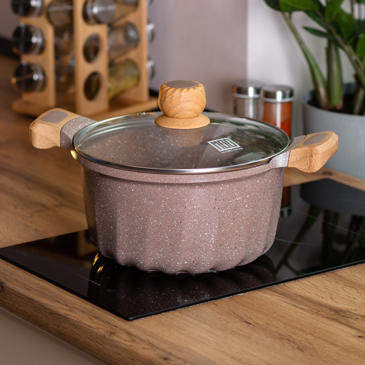 Алюминиевая кастрюля о&кстати;емом 5 литров с крышкой Ø 24 см