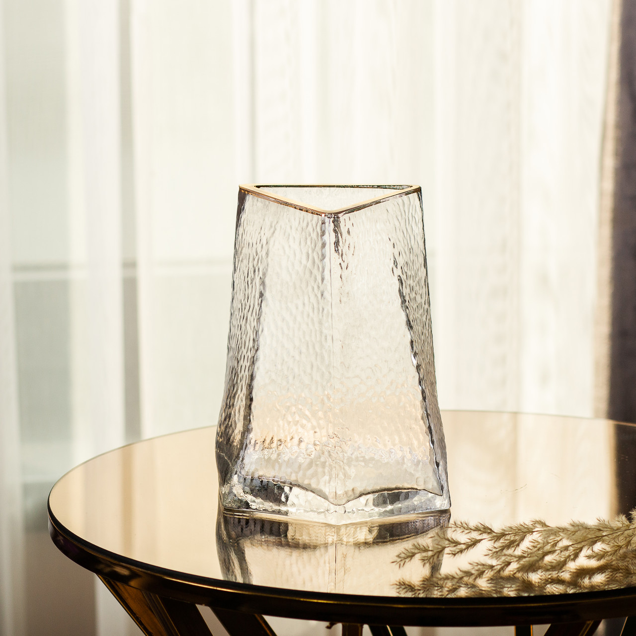 Стеклянная ваза для цветов