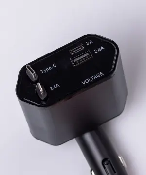 Автомобільний зарядний пристрій з висувними кабелями та портами USB-A/USB-C HP-C1_HP-C1_Milantium_1