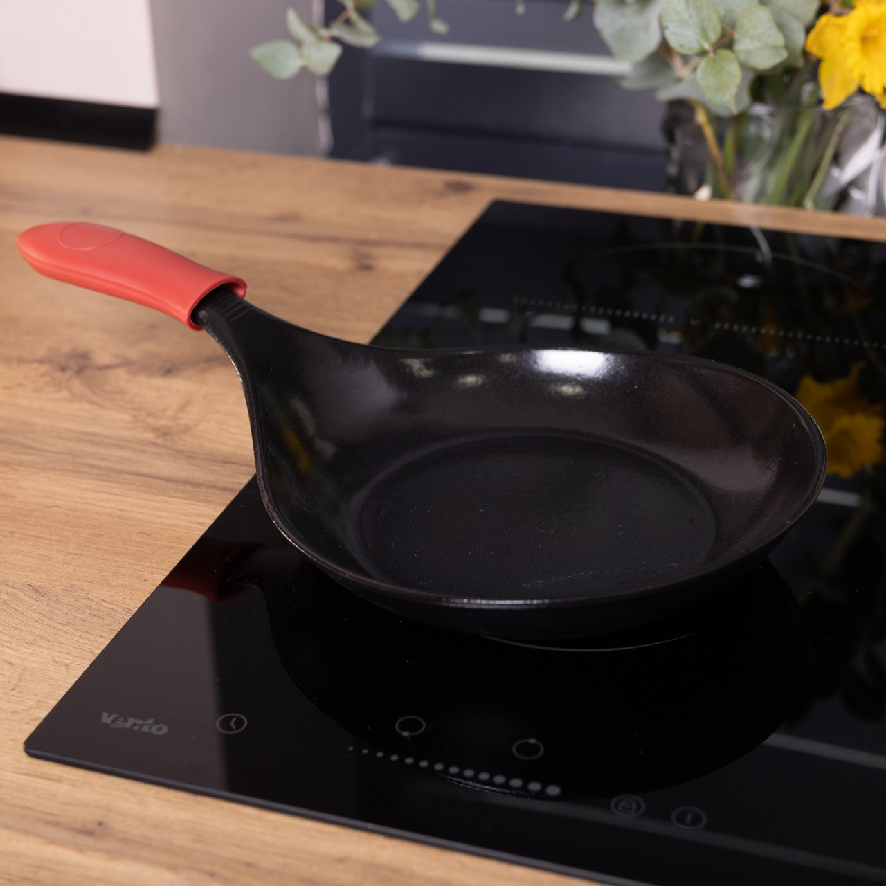 Чугунная сковорода с силиконовой ручкой Ø24