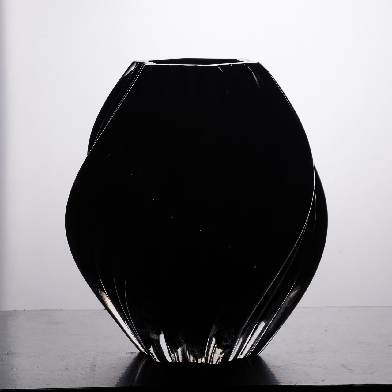 Декоративна скляна ваза для квітів 22.5 см фігурна ваза 3 л Чорна_HP-10-5_Milantium_3