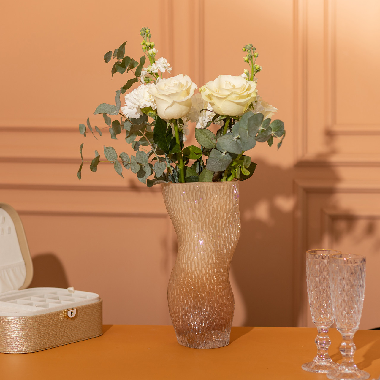 Ваза для цветов стекло с тиснением 14,5x11x30 см. Ваза декоративна для интернации&кстати;Эру 1.6 л Бежева HP-10-31_HP-10-31_Milantium_3