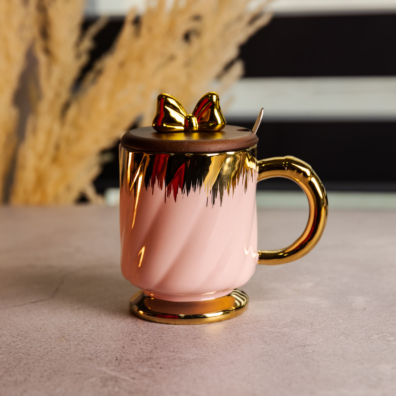 Новорічна порцелянова чашка «Золотий Вихор» 450 мл з кришкою і ложкою Yiwu FM-23B – купити в Україні недорого