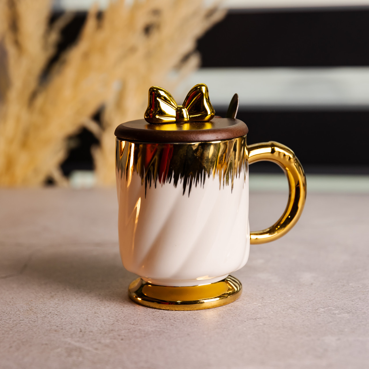 Новорічна порцелянова чашка «Золотий Вихор» 450 мл з кришкою і ложкою Yiwu FM-23D – купити в Україні недорого