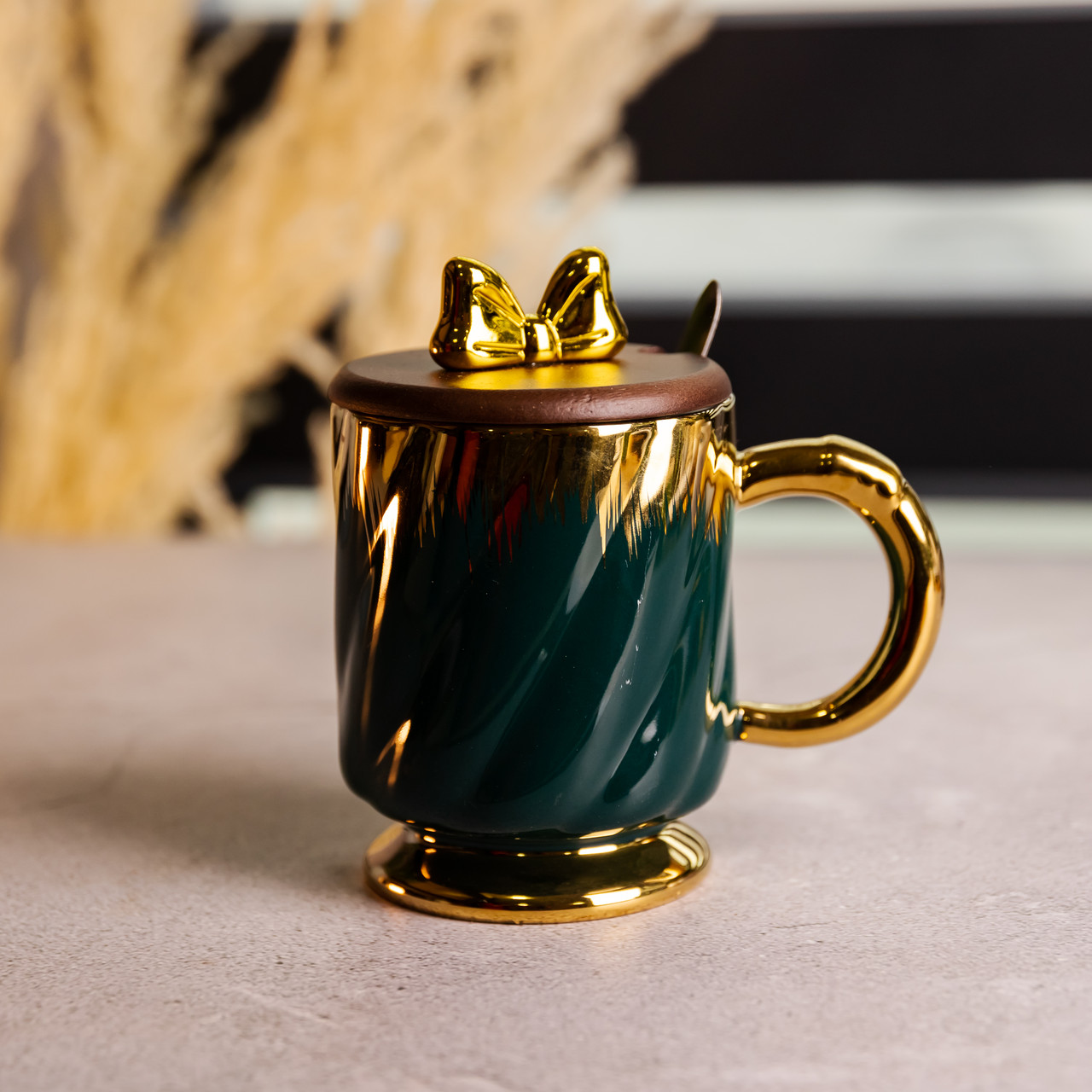 Новорічна порцелянова чашка «Золотий Вихор» 450 мл з кришкою і ложкою Yiwu FM-23A – купити в Україні недорого