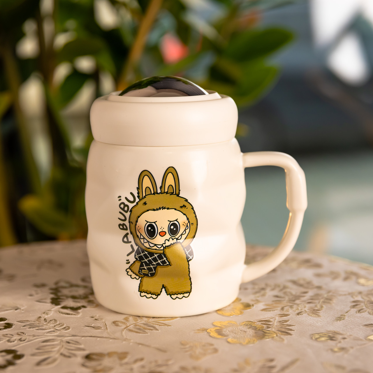 Фарфоровая чашка Лабубу с крышкой. 400 (мл) Біла з коричневим FM-54B – купити в Україні недорого